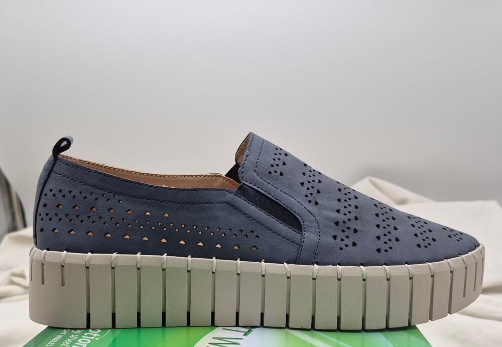NEW Easy Street Peppy Navy Perforated Stretch Platform Slip On Sneakers 8.5N